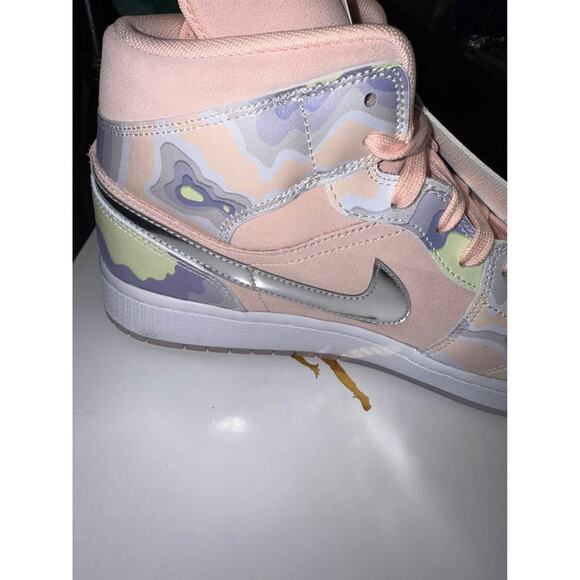 NIB woman’s size 11 Air Jordan 1 Mid SE - Picture 2 of 7